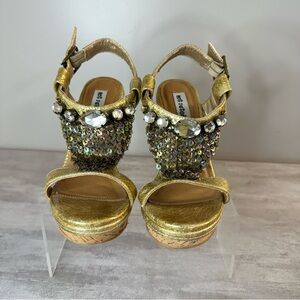 Not Rated casual Women’s platform  Sandals Size 6 Gold